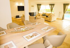 Interior - Villa with pool and magnificent sea view for eight persons (Les Issambres)