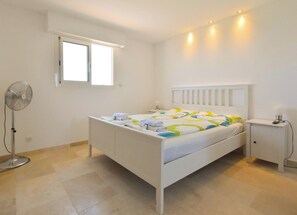 4 bedrooms, iron/ironing board, free WiFi, bed sheets - Villa with pool and magnificent sea view for eight persons (Les Issambres)