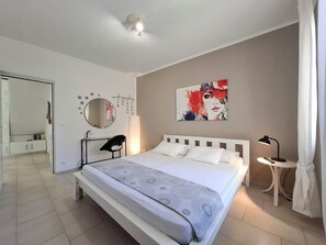 1 chambre, coffres-forts dans les chambres, fer et planche à repasser