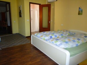 4 habitaciones, tabla de planchar con plancha y cuna de viaje 