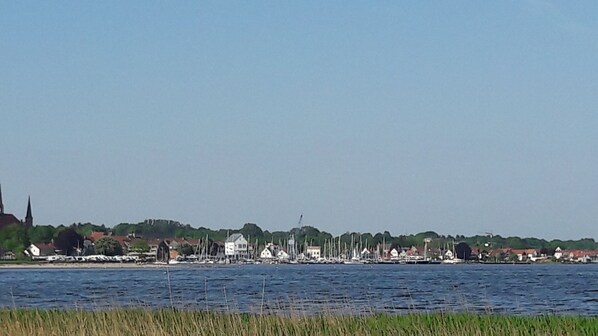 A waterfront view with houses and boats. - Vacation apartment "Am Runenstein 7" (Busdorf)