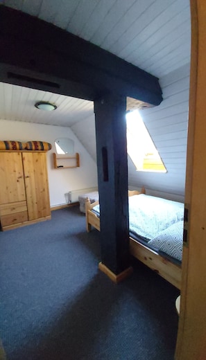2 bedrooms, travel cot, free WiFi, bed sheets