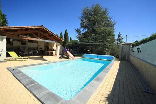 1 Appartement de type chalet. Entièrement équipé, climatisé avec piscine. en privé