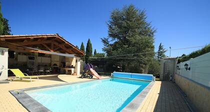 1 Appartement de type chalet. EntiÚrement équipé, climatisé avec piscine. en privé
