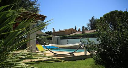 1 Appartement de type chalet. EntiÚrement équipé, climatisé avec piscine. en privé