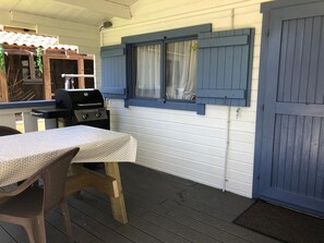 Outdoor dining - 1 Apartment type chalet. Fully equipped, air conditioned with pool. Private (Camaret-Sur-Aigues)