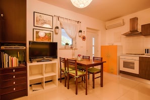 Dining - KRK city! 200m PROMENADE !!Romantic house Vilaveja, small pool .. (KRK)
