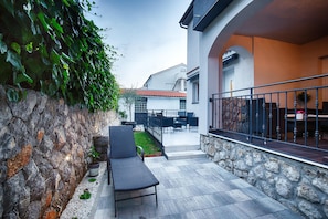Terrace/patio - KRK city! 200m PROMENADE !!Romantic house Vilaveja, small pool .. (KRK)