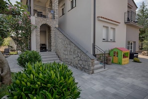 Property grounds - KRK city! 200m PROMENADE !!Romantic house Vilaveja, small pool .. (KRK)