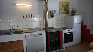 Kühlschrank, Mikrowelle, Ofen, Herdplatte