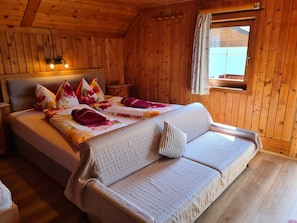 5 bedrooms, travel cot, free WiFi, bed sheets - Holiday home ideal for families & groups for 10 -12 people (Großdorf)