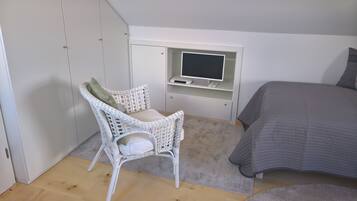 1 bedroom, in-room safe, iron/ironing board, free WiFi