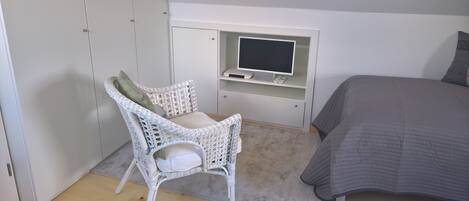 1 bedroom, in-room safe, iron/ironing board, free WiFi