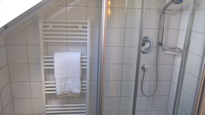 Shower, hair dryer, towels, soap - Top 1.5-room apartment, bright and friendly (Lorch)