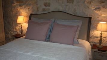 1 chambre, fer et planche à repasser, draps fournis