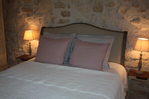 1 chambre, fer et planche à repasser, draps fournis