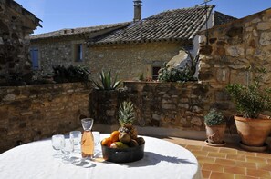 Outdoor dining - Characterful stone house in La Capelle (Uzès) (La Capelle-et-Masmolène)