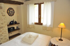 3 bedrooms, desk, iron/ironing board, free WiFi