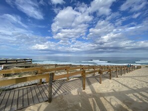 A wooden boardwalk leading to the beach with a clear view of the ocean and sky. - Villa 4 bedrooms Air-conditioned - Heated pool - Near ocean 4**** (Messanges)
