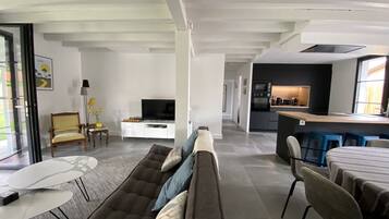 TV connectée, livres, chaßne hi-fi