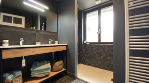 Douche, sèche-cheveux, serviettes fournies, savon