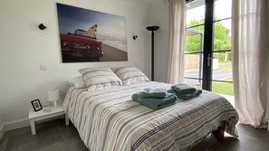 4 slaapkamers, een strijkplank/strijkijzer, reisbedje, gratis wifi