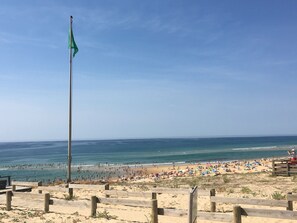 Vlak bij het strand, ligstoelen