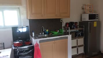 Fridge, microwave, stovetop, coffee/tea maker