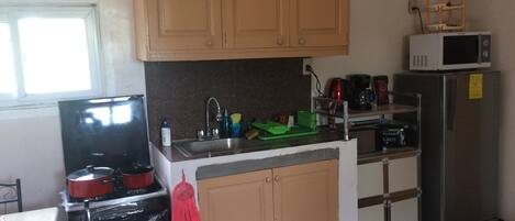 Geladeira, micro-ondas, cooktop, cafeteira/chaleira