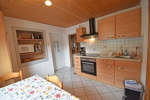 Réfrigérateur, micro-ondes, plaque de cuisson, cafetiÚre/bouilloire