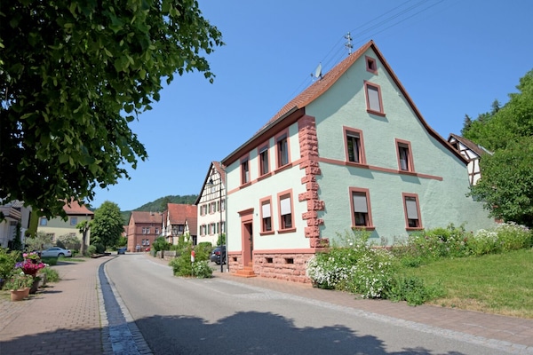 Ferienhaus mit 2 Wohneinheiten, 2 Eingänge. Die Ortsstraße ist eine Sackgasse.