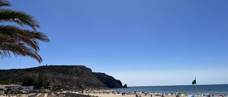 In Strandnähe, Liegestühle, Strandtücher