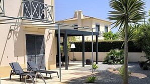 A swimming pool with a pergola, lounge chairs, and a palm tree. - Vila Marquês da Luz, ideal villa for guests looking for peace and quiet, sea view 1 floor (Luz)