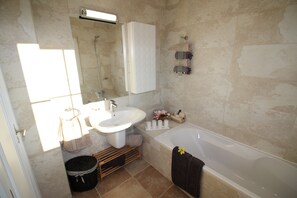 Tina, secadora de cabello, bidet, toallas 