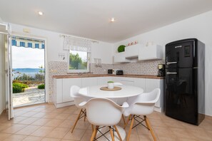 Kühlschrank, Mikrowelle, Herdplatte, Geschirrspüler