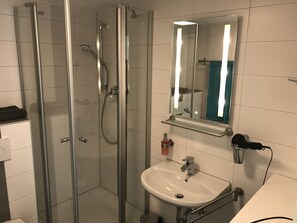 Apartment (4) | Bathroom | Hair dryer, towels