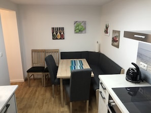 Appartement (6) | Dineren in de kamer