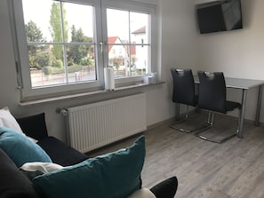 Appartement (4) | Woonruimte | Een flatscreentelevisie