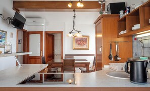 Frigorifero, microonde, forno, piano cottura