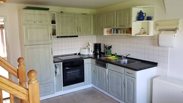 Een koelkast, een oven, een kookplaat, een vaatwasser