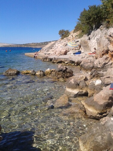 Villa Luce. New Spacious apartment 70 m from the sea, with sea view at Karlobag.