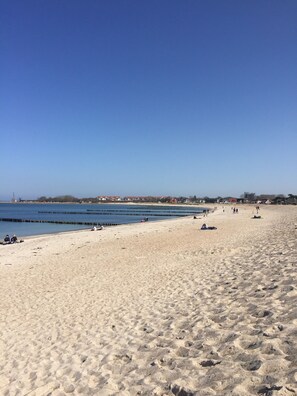 Beach nearby - Modern apartment, kitchen, large terrace & baby equipment, near AOK clinic (Wiek)