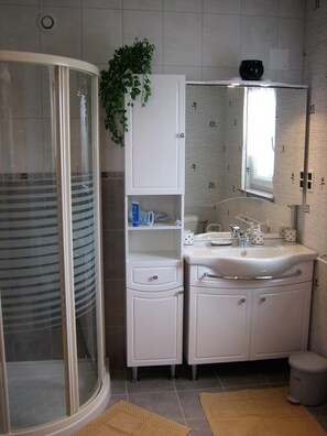 Badewanne, Haartrockner, Handtücher