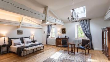 1 habitación, caja de seguridad en la habitación y escritorio