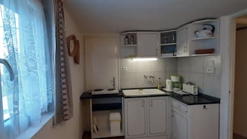 Réfrigérateur, micro-ondes, plaque de cuisson, cafetiÚre/bouilloire