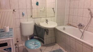 Haartrockner, Handtücher, Seife, Toilettenpapier