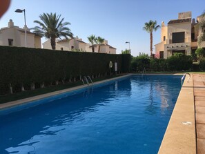 حمّام سباحة خارجي