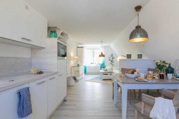 Dining - 65sqm vacation apartment under thatched roof with 2 bedrooms. Dogs welcome! (Wieck a. Darß)