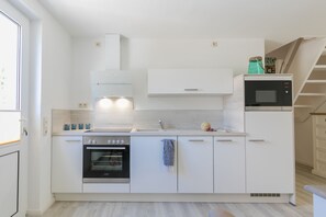 Kühlschrank, Mikrowelle, Ofen, Herdplatte