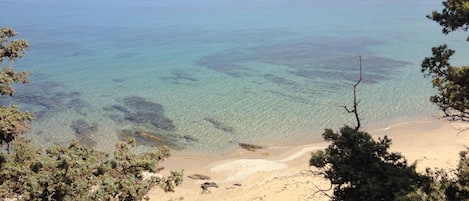 Beach nearby, sun-loungers, beach towels